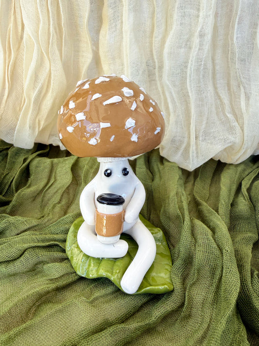 Mushie - coffee Marlene on a leaf